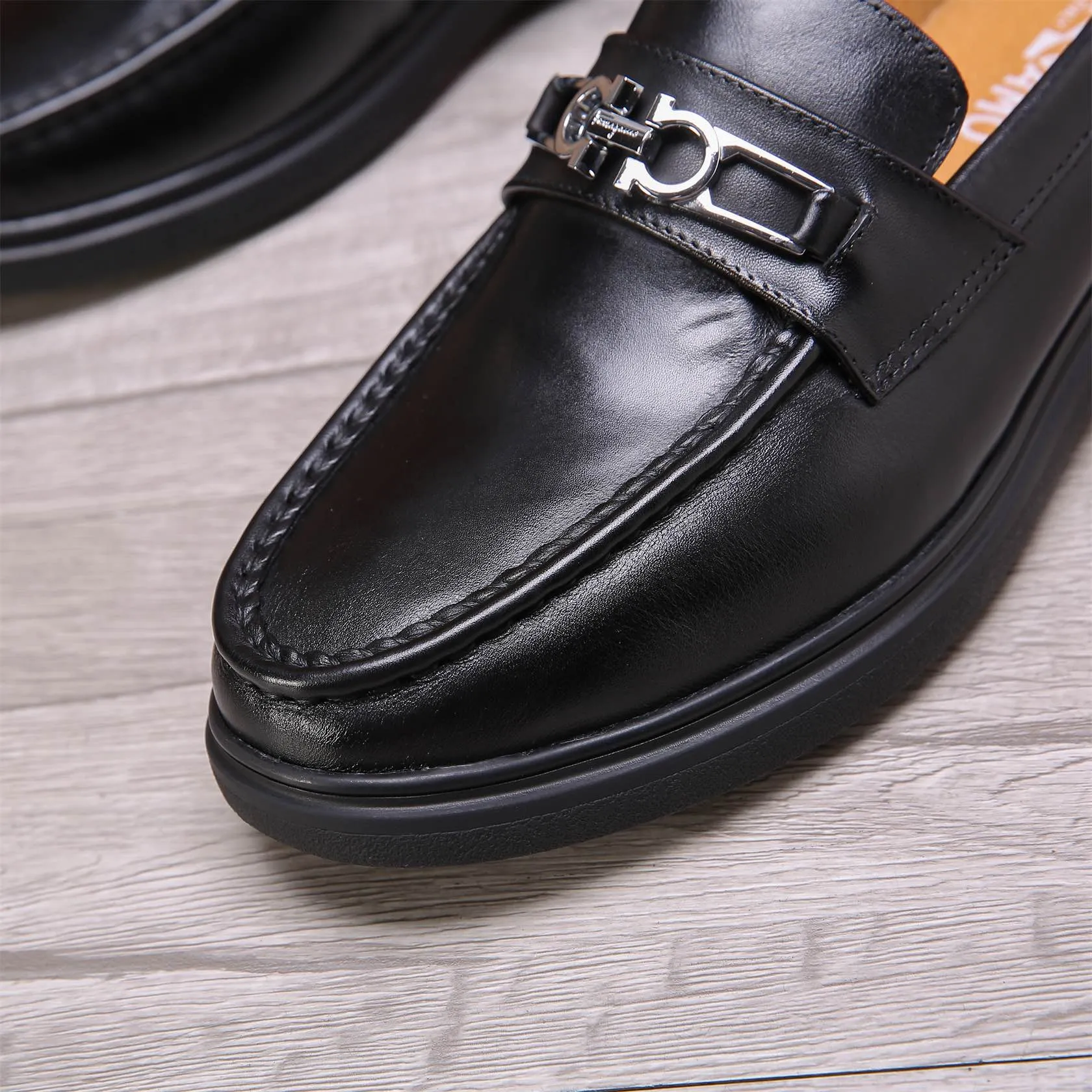 Men's shoes 💰460 🕷🕷🐂【Ferragamo】Ferragamo Popular fashionable casual shoes🇨🇳Official website counter 1:1 production, original mold opening💯Good quality visible, imported high-end first-layer waxed calfskin, water-dyed🐂leather lining🌿very clear texture, high-quality waterproof, non-slip and wear-resistant outsole🎋high quality and low price, truly handmade🍓Black optional! Code number 38-44 (45-46 customized)......
